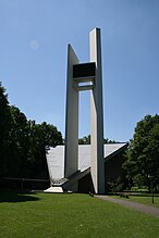 Jesus-Christus-Kirche, 1966,[25] Bielefeld-Sennestadt, Turm aus Pylonen und Glockenkammer