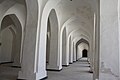 La galería en torno al patio de la mezquita Kalon.