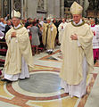 Mgr Merisi, à droite, à la consécration épiscopale de Mgr Malvestiti le 11 octobre 2014. À gauche, Mgr Beschi.