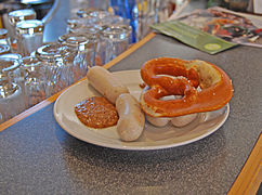 Saucisse blanche, moutarde bavaroise et bretzel.