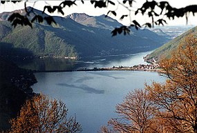 Melide kun la digo trans la Lago de Lugano