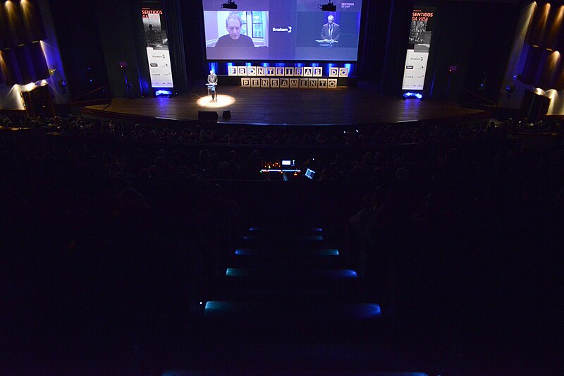 File:Paul Auster no Fronteiras do Pensamento Porto Alegre 2019 (48104529902).jpg