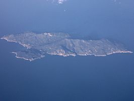 Zicht op het eiland vanuit het zuidwesten. Dorpen: links Giglio Campese, midden Giglio Castello, rechts boven heuvelrug Giglio Porto.