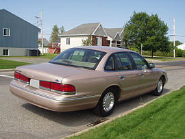 Η διαφορά στα πίσω φώτα ανάμεσα σε Crown Victoria του 1994 (αριστερά) και του 1996 (δεξιά).