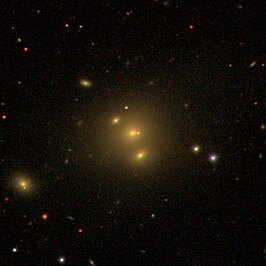 NGC 5910-2 (onder het midden)