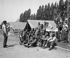 Surinaamse Korea-vrijwilligers in een oefenkamp in Roosendaal. tijdens een groepsfoto voor het "Surinaams Kamp" en in een veldkeuken, 14 mei 1952