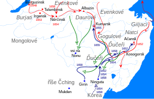 Mapa Zabajkalska a Poamuří s vyznačenými směry pohybu Rusů (ze severu do Zabajkalí a k Amuru, podél Amuru, od ústí Amuru po moři na sever), Čchingů (z Ninguty a Girinu po Sungari na sever k Amuru) a amurských kmenů (od Amuru na jih k řekám Non a Sungari)