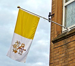 Vaticaanse vlag in Britse beeldverhouding 1:2 in Bradford