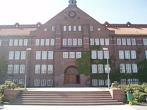 Katedralskolan, Linköping (1915), exteriörbild, Carl Fagerberg gjorde fasadens skulpturer.