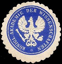 eine Siegelmarke, zentral abgebildet ein Adler, um den herum im Kreis in Großbuchstaben die Aufschrift „Königl. Akademie der Wissenschaften“ zu lesen ist