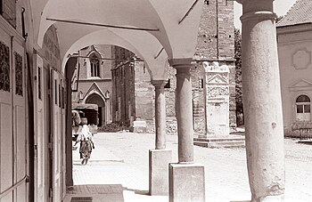 Slovenski trg na Ptuju s pogledom na Orfejev spomenik in na Gledališče Ptuj 1960