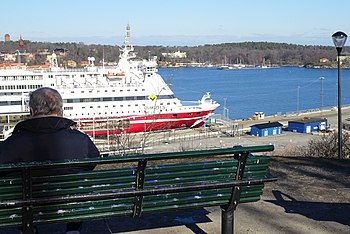 Utsikt över Tegelviken från Åsöberget på 1960-talet och i mars 2019. M/S Gabriella ligger vid Vikingterminalen.