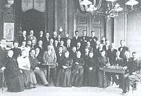 1899: Bondswedstrijd, Amsterdam. Van de dames moeten zich hier C.A.E. Muller-Thijm (67), Hendrica Jansen (43), Suze Splinter (21), A. Koekebakker en Charlotte Koekebakker (28) bevinden.[43]