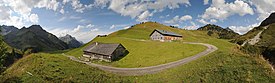 Unten die Alte Sennalpe Batzen, oben die neue Alpe Batzen in Schröcken im Bregenzerwald, Österreich