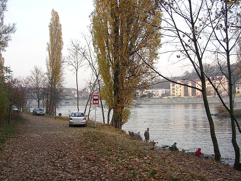 File:Smíchov, břeh u stadionu.jpg