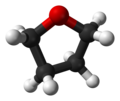 Tetrahidrofuran molekülünün top ve çubuk modeli