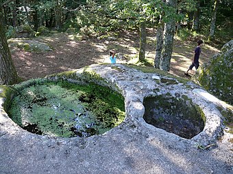 Vue des marmites sur la pierre principale.