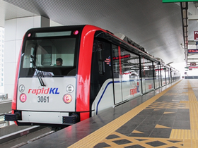 Kereta api berhenti di stesen Awan Besar