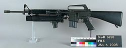 Colt AR-15 XM148 −kranaatinlaukaisimella varustettuna.