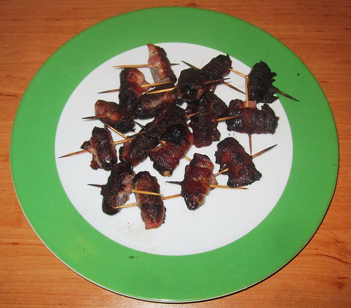 File:Dátiles con bacon en plato.jpg