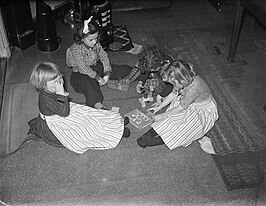 Hongaarse kinderen in Volendam (15 december 1947). De kinderen verbleven een half jaar in Nederland om aan te sterken bij (tijdelijke) pleegouders. Dit werd verzorgd door de Stichting Hulp-Actie voor Hongaarse kinderen.