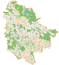 Mapa konturowa powiatu trzebnickiego, blisko centrum na dole znajduje się punkt z opisem „Pałac w Trzebnicy”