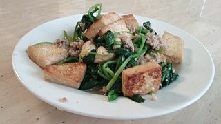 Un piatto di frittura al salto alla cinese con tofu, da alcuni chiamato anche "Giada bianca dorata e Pappagallo verde".[29]