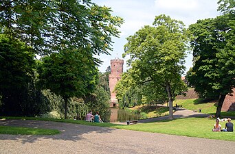 Kronenburgerpark zomer met Kruittoren, verdedigingswal en vijver.