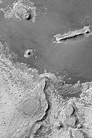 Cratera que foi coberta em outra era e agora está sendo descoberta pela erosão. Imagem fotografada pela Mars Global Surveyor.