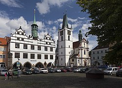 Stará radnice (dnes muzeum) a kostel Všech svatých