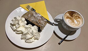 Mohnstrudel mit Sahne und Cappuccino.jpg