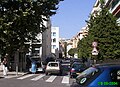 la Rue Galléan relie la place Sasserno au boulevard Maréchal-Foch. Sens de circulation E. À gauche, le lycée Calmette.