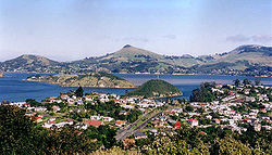 Utsikt over Port Chalmers og Otago Harbour mot Otago Peninsula.