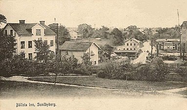 Vy från Mariehäll mot Bällsta bro, omkring 1905. Huset till vänster på andra sidan bron var en takrosettfabrik. Huset till höger om bron var skulptören Carl Fagerbergs hem Sjöstugan.