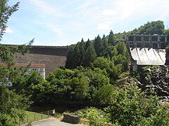 Barrage d'Éguzon (à droite : déversoir), en 2008.