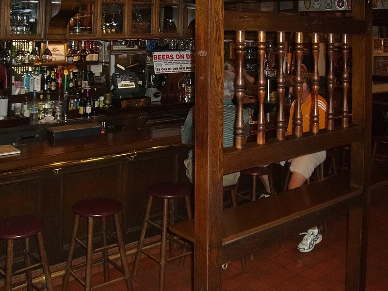 File:Cheers Beacon Hill interior 2.jpg