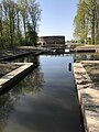 Zwaaikom en na de voetbrug de oude sluis in Fort Uitermeer. Op de achtergrond de Vecht en Weesp