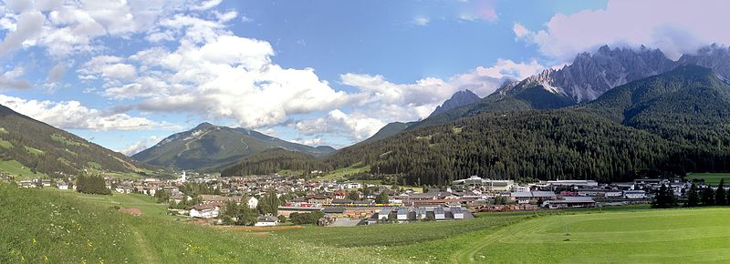 File:Panorama di San Candido.jpg