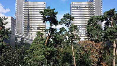 Tours est du site, avec le jardin.