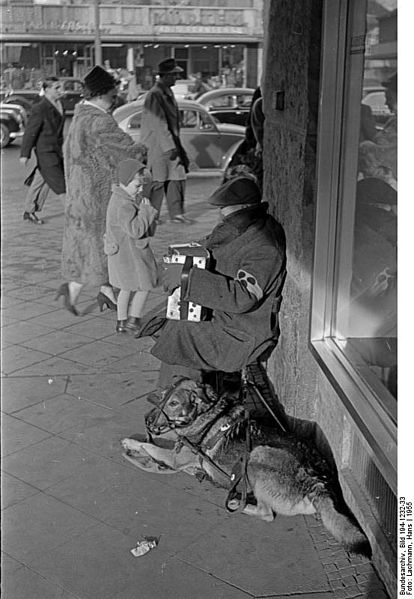 File:Bundesarchiv Bild 194-1232-33, Düsseldorf, blinder Bettler.jpg