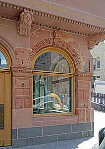 Integrierte Spolien (alte Steine) an der West-Fassade des Hauses Markt 40, Zu den drei Römern