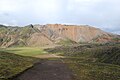 Teil des Laugavegur bzw. des Rundwegs um das Lavafeld Laugahraun (re. im Bild), vorne die Felsnadeln des Suðurbarmur