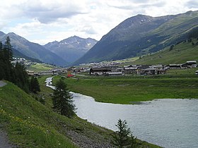 Livigno ripresa in lontananza dalla confluenza dell'Aqua Granda nel Lago del Gallo