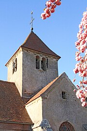 Clocher et transept romans.