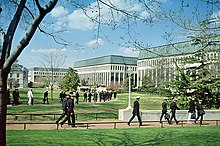 Photographie en couleur d'élèves marchant sur les allées du campus de l'Académie navale d'Annapolis.