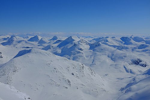 Fordi: Motivet, komposisjonen, dokumentasjonen, Det er mye vernet natur i Norge:Henny:Beskrivende bilde av "Norges tak" Topper og snø så langt øyet kan se.