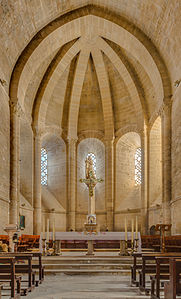 Ábside central, con el Crucifijo y la imagen de Santa María la Real.