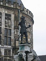 Statue de Charlemagne devant l’hôtel de ville.