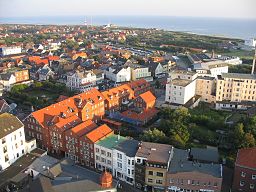 Vy från det nya fyrtornet på Borkum mot öns huvudort, staden Borkum.