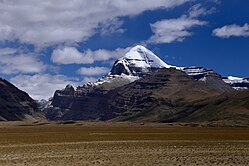 Le mont Kailash vu de la plaine de Barkha.